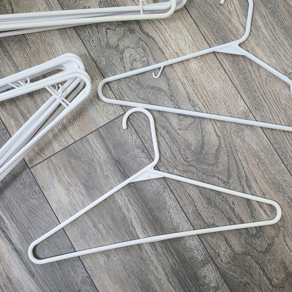 20 White Plastic Hangers | Closet Organizing - Picture 4 of 6